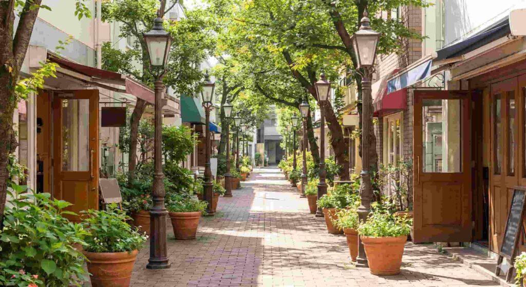 Brahms Path Harajuku quiet backstreet walking route